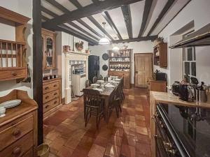 uma grande cozinha com uma mesa e cadeiras em Moulsham House em Stoke Ferry