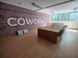 an office with a cowork sign on a brick wall at Departamento centro Chillán in Chillán