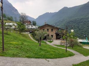 una casa al lado de una colina con un camino en Chalet della Rota en Marone