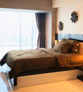 Ліжко або ліжка в номері Agrippina Rooms by Mataram City Apartement tower Sadewa