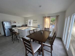 eine Küche und ein Esszimmer mit einem Tisch und Stühlen in der Unterkunft Gina House with Pool in Mulege in Mulegé