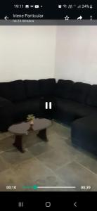 ein Wohnzimmer mit einem Sofa und einem Couchtisch in der Unterkunft Sítio Mandacaru na Chapada Diamantina in Seabra