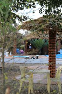 a pavilion with a bench and a brick pillar at Sítio Mandacaru na Chapada Diamantina in Seabra