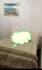 ein weißes Wolkenschild auf einem Bett im Schlafzimmer in der Unterkunft Sítio Mandacaru na Chapada Diamantina in Seabra