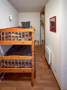 1 Schlafzimmer mit 2 Etagenbetten und einem Flur in der Unterkunft CozyLoge, Orelle & Les 3 vallées in Orelle