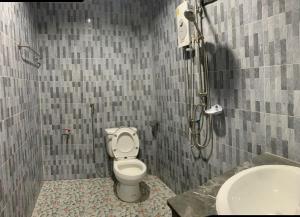 een badkamer met een toilet en een wastafel bij Pimmada Hut in Haad Pleayleam