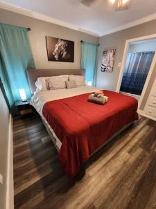 um quarto com uma cama grande e um cobertor vermelho em Blue Shark *G15* @ Montrose Private 1BR King Apartment em Houston
