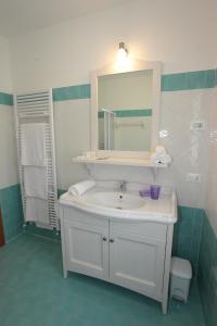 A bathroom at Albergo Diffuso Polcenigo C.Barnard