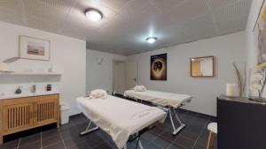 ein Zimmer mit 2 Betten in einer Klinik in der Unterkunft CozyLoge, Orelle & Les 3 vallées in Orelle
