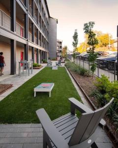 a courtyard with a bench and a table in a building at Optimum - Groovy Sanctuary! in Birmingham