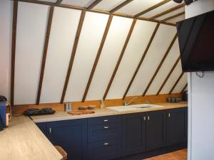 Kingfisher Granary في Ashburnham: مطبخ مع حوض ومكتب في الغرفة