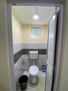 - une salle de bains pourvue de toilettes et d'une poubelle noire dans l'établissement BARAKAH HOMESTAY, à Kota Tinggi