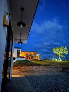 LUZ DE LUNA minihouse في لوس سانتوس: اطلالة ليلية على منزل به شجرة