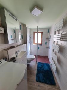 La salle de bains est pourvue d'un lavabo, de toilettes et d'une fenêtre. dans l'établissement Ferienhaus in Stockheim, à Stockheim