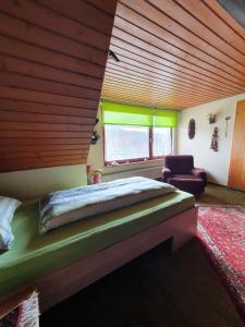 - une chambre avec un grand lit et une fenêtre dans l'établissement Ferienhaus in Stockheim, à Stockheim