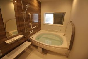 Cottage All Resort Service / Vacation STAY 8410 في Inawashiro: حمام مع حوض استحمام ودش