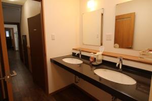 Cottage All Resort Service / Vacation STAY 8410 في Inawashiro: حمام به مغسلتين ومرآة كبيرة