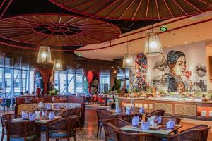 芽庄Moonlight Bay Panorama Condotel Ocean View的有桌椅和酒吧的餐厅