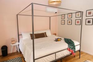 Postel nebo postele na pokoji v ubytování Sweet William A Lake Naomi Chalet Membership
