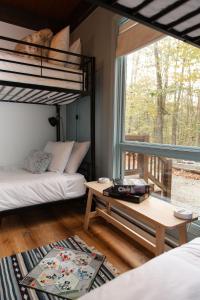 a bedroom with two bunk beds and a table at Sweet William A Lake Naomi Chalet Membership in Pocono Pines