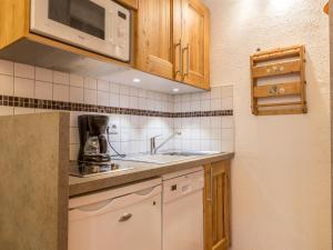 Appartement Valmorel, 2 pièces, 5 personnes - FR-1-356-209にあるキッチンまたは簡易キッチン
