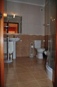 ein Badezimmer mit Toilette und Waschbecken in der Unterkunft Casa da Mineira T2 in Geres + 16 Fotos