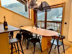 a dining room with a table and chairs and a window at Appartement Les Allues, 5 pièces, 9 personnes - FR-1-613-103 in Les Allues