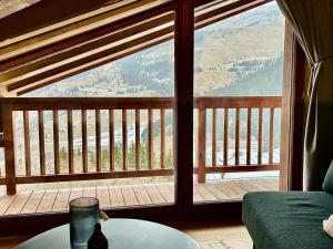 Zimmer mit einem großen Fenster und Bergblick in der Unterkunft Appartement neuf à Méribel, proche des pistes, balcon, service concierge inclus! - FR-1-613-103 in Les Allues