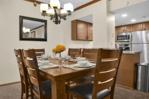 een eetkamer met een houten tafel en stoelen bij PARK STATION 214 condo in Park City