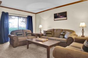 een woonkamer met twee banken en een salontafel bij PARK STATION 214 condo in Park City