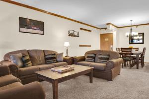 een woonkamer met twee banken en een salontafel bij PARK STATION 214 condo in Park City