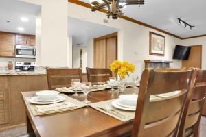 een eetkamer met een tafel met borden en glazen bij PARK STATION 214 condo in Park City