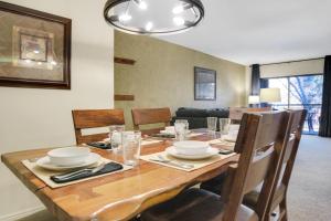 ein Esszimmer mit einem Holztisch mit Stühlen in der Unterkunft PARK STATION 122 condo in Park City
