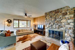 Seating area sa Pagosa Springs Cabin with Golf Course Views!