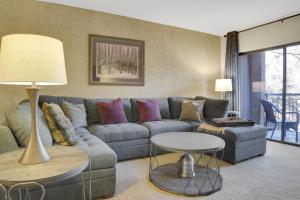ein Wohnzimmer mit Sofa und Tisch in der Unterkunft PARK STATION 122 condo in Park City