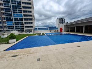 uma grande piscina no meio de um edifício em 706 Torres Los Yoses Hermoso apartamento en Barrio Escalante con Parqueo em San José