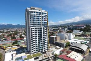 widok na miasto z wysokim budynkiem w obiekcie 706 Torres Los Yoses Hermoso apartamento en Barrio Escalante con Parqueo w San José