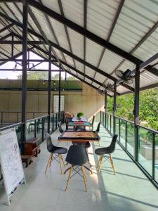 Un balcón o terraza en Gopeng Riverstones Rainforest Retreat