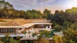 una vista aérea de una casa con piscina en Casas Orixás em Trancoso, en Trancoso
