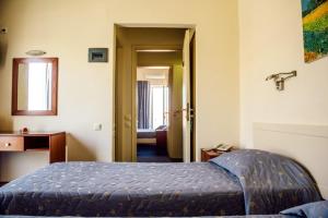 A bed or beds in a room at Hotel Pappas Még 35 kép