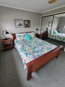 Un pat sau paturi într-o cameră la High and Dry Tomakin