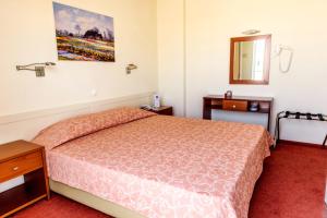 A bed or beds in a room at Hotel Pappas