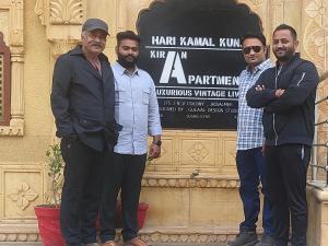 Un certificado, premio, cartel u otro documento en Kiran Apartment