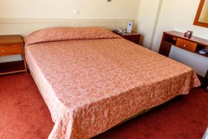 A bed or beds in a room at Hotel Pappas
