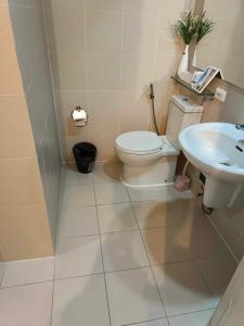 uma casa de banho com um WC e um lavatório em Big Balcony - Relaxing Condo in San Fernando em San Fernando