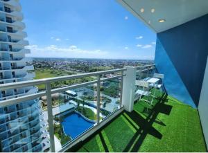 uma varanda com vista para a cidade em Big Balcony - Relaxing Condo in San Fernando em San Fernando