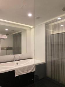 クアラルンプールにあるAlia Premier KLCCのバスルーム(洗面台、ガラス張りのシャワー付)