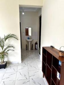 uma casa de banho com um lavatório e um WC num quarto em Cozy 1 bedroom apartment. em Ukunda