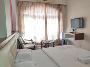 Hotel Rajtara的电视和/或娱乐中心
