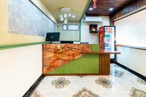 a lobby of a fast food restaurant with a counter at Itsy By Treebo - Golden Birds in Mumbai